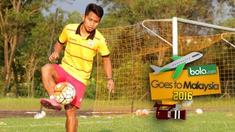 Bintang Selangor FA asal Indonesia, Andik Vermansah menunjukkan kemampuan olah bola kepada tim Bola.con di Stadion Mini, Shah Alam, Selangor, Malaysia, Rabu (27/01/2016).