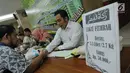 Petugas zakat melakukan ijab penerimaan zakat di Masjid Istiqlal, Jakarta, Jumat (1/7). Waktu pembayaran dibuka hingga malam takbiran dengan pembayaran zakat senilai Rp50ribu dan beras 3,5 liter. (Liputan6.com/Helmi Afandi)
