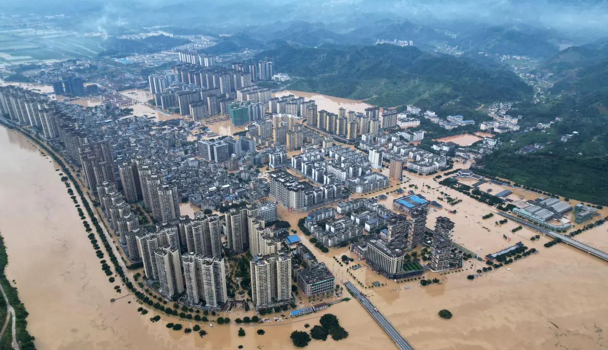 Kantor pusat pengendalian banjir setempat mengatakan bahwa saat ini ketinggian air di daerah itu telah turun di bawah tingkat peringatan. Pemulihan pasca-bencana dan rekonstruksi serta penyelidikan orang-orang yang terjebak terus dilaksanakan. Tampak foto udara menunjukkan bangunan-bangunan yang terendam banjir di Rongjiang, provinsi Guizhou barat daya China pada 24 Juni 2025. (AFP/China OUT)