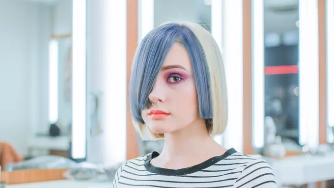 [Fimela] Mewarnai Rambut