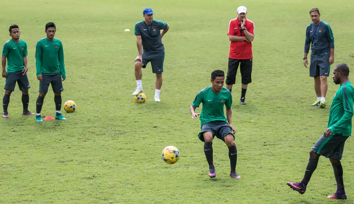 Pelatih Timnas Indonesia, Alfred Riedl, memantau anak asuhnya yang sedang berlatih di Lapangan SPH Karawaci, Banten, Senin (12/12/2016). (Bola.com/Vitalis Yogi Trisna)