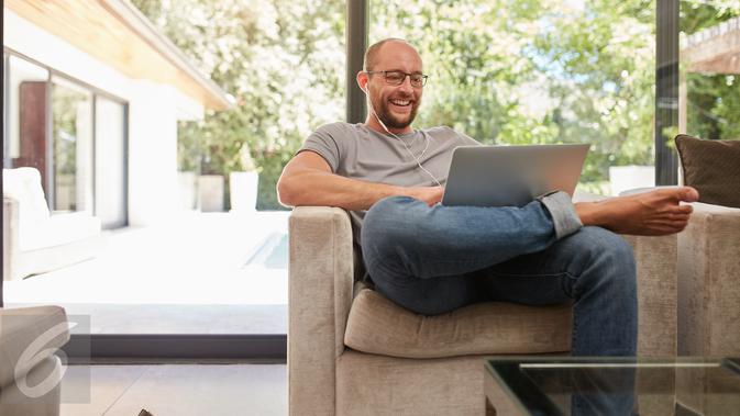 Ilustrasi Foto menulis dengan Laptop (iStockphoto)
