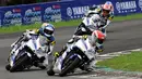 Pembalap Indonesia, Sudarmono (depan) tampil terdepan di Yamaha ASEAN Cup Race (YACR) 2014 kelas ST250 di Sirkuit Sentul, Bogor (7/12/2014). (Liputan6.com/Helmi Fithriansyah)