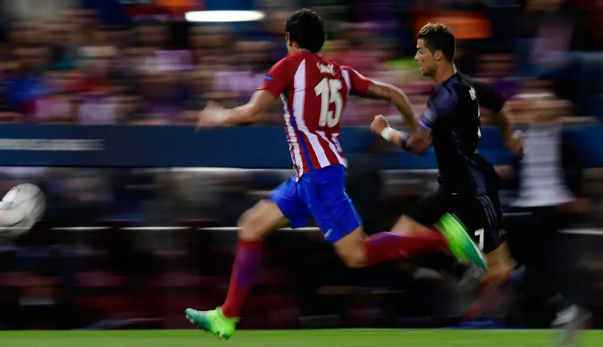 Penyerang Real Madrid, Cristiano Ronaldo berebut bola dengan bek Atletico Madrid, Stefan Savic pada pertandingan leg kedua semifinal Liga Champions di Stadion Vicente Calderon, Spanyol (10/5). (AFP Photo/Javier Soriano)