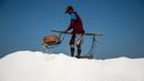 Petani memanen garam di Sidoarjo, Jawa Timur, 16 September 2019. Menurut petani, meningkatnya produksi garam saat musim kemarau dari lima ton menjadi delapan ton per minggu, mengakibatkan harga garam di tingkat petani tradisional untuk kualitas nomor satu menurun. (Juni Kriswanto/AFP)