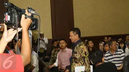 Ken Dwijugiasteadi bersiap menjadi saksi dalam sidang lanjutan perkara suap terkait pengurusan pajak oleh Country Director PT EK Prima (EKP) Ekspor Indonesia di Tipikor, Jakarta, Senin (13/3). (Liputan6.com/Helmi Afandi)