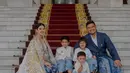 Kahiyang tampil mengenakan kebaya putih dengan motif emas dipadukan selendang megah warna senada dipadukan bawahan kain biru senada dengan suaminya, Bobby yang mengenakan jas biru dipadukan inner kemeja putih. Ketiga anaknya kompak mengenakan atas putih dipadukan bawahan kain batik biru. [@riomotret]