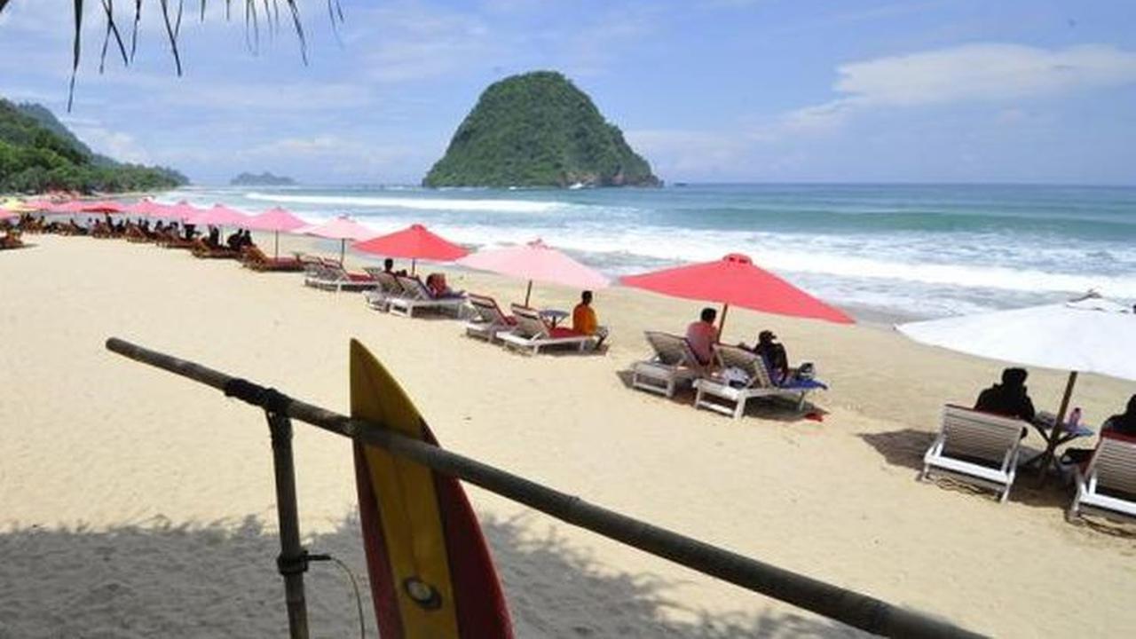 Pengunjung Wisata Pulau Merah Banyuwangi Meningkat