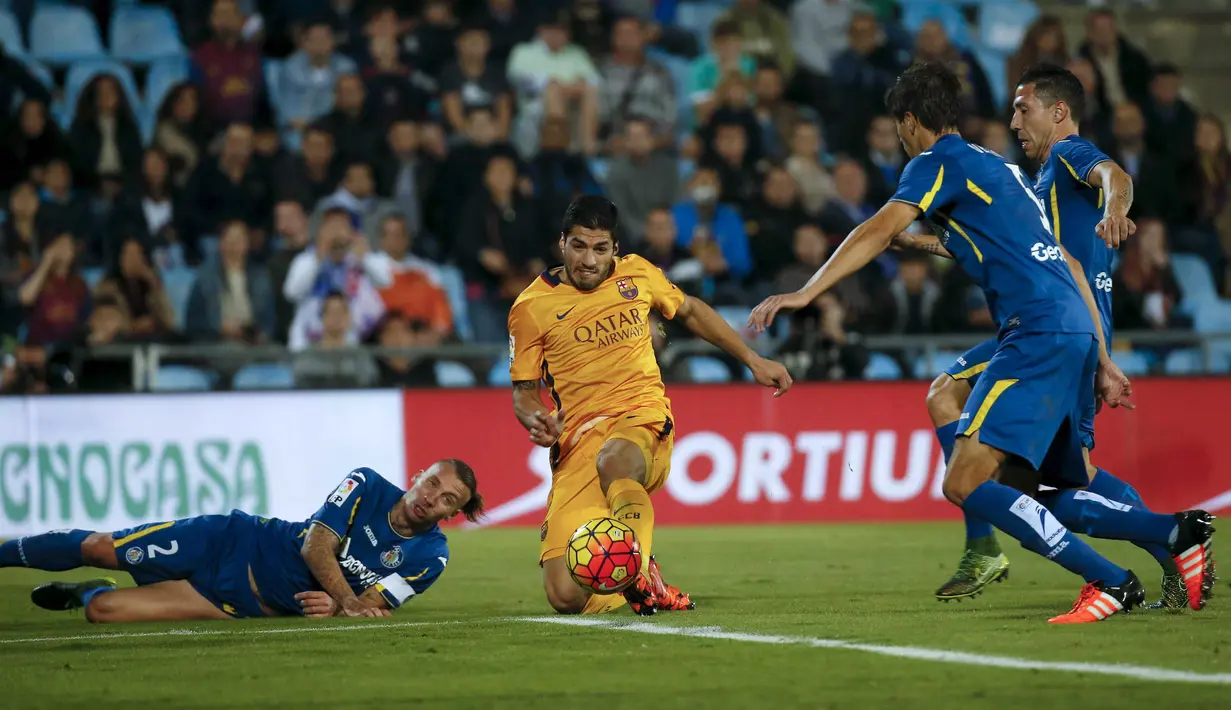 Pemain Barcelona Luis Suarez (tengah) mencoba mengecoh para pemain  Getafe dalam lanjutan La Liga Spanyol di Stadion Coliseum Alfonso Perez,  Getafe, Madrid, Sabttu (31/10/2015) Barcelona menang 2-0. (REUTERS/Andrea Comas)
