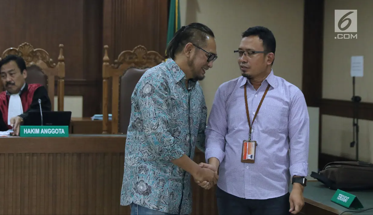 Terpidana korupsi proyek pembangunan P3SON Hambalang, Andi Zulkarnaen Mallarangeng (tengah) bersama tim termohon usai menjalani sidang perdana pengajuan Peninjauan Kembali di Pengadilan Negeri Jakarta Pusat, Kamis (19/7). (Liputan6.com/Helmi Fithriansyah)