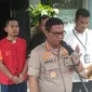 Penyidik Cyber Crime Direskrimsus Polda Metro Jaya hari ini mengirim tersangka dan juga barang bukti kasus penyebaran hoaks atas adanya 7 kontainer kotak suara yang telah tercoblos di Tanjung Priok, Jakarta Utara.