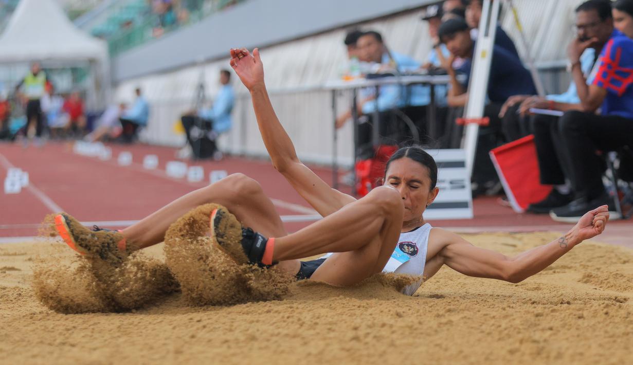 Maria Natalia Londa meraih tempat ketiga usai melakukan lompatan lompatan sejauh 6,27 meter. Tampak dalam foto, atlet Indonesia, Maria Natalia Londa, mendarat usai melakukan lompatan di final lompat jauh putri SEA Games 2025 di Suphachalasai National Stadium, Pathum Wan, Bangkok, Thailand, Selasa (16/12/2025). (Bola.com/Bagaskara Lazuardi)