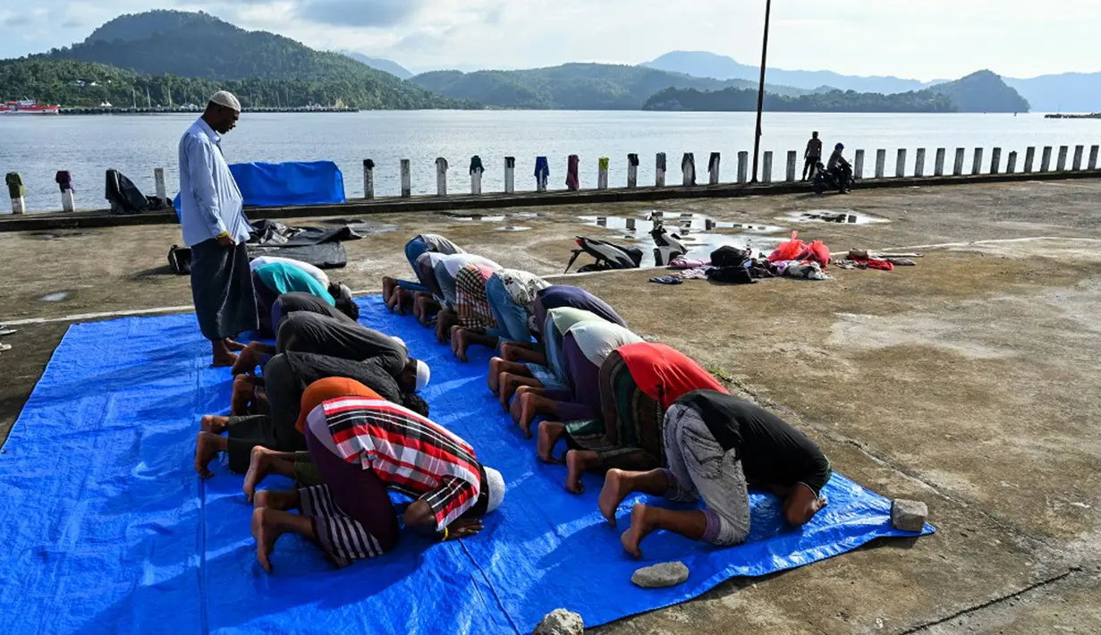 Sekitar satu juta orang telah melarikan diri ke Bangladesh, dan dari sana ribuan orang mempertaruhkan nyawa mereka setiap tahun dalam perjalanan laut yang panjang dan mahal untuk mencapai Malaysia atau Indonesia. (CHAIDEER MAHYUDDIN/AFP)
