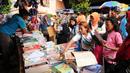Warga memilih buku tulis yang dijajakan pedagang di sekitar Pasar Asemka, Jakarta, Rabu (5/7). Jelang bergantinya tahun ajaran baru, sejumlah warga berburu peralatan sekolah di kawasan Pasar Asemka Jakarta. (Liputan6.com/Helmi Fithriansyah)