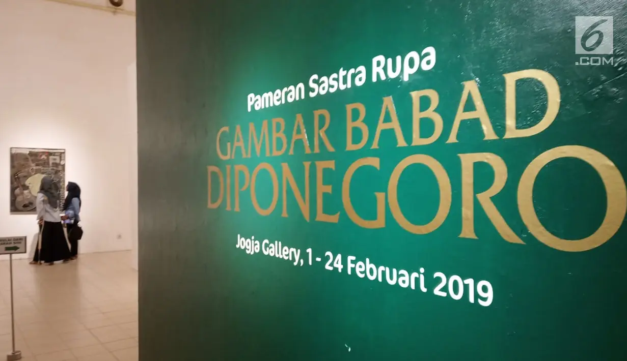 Pengunjung melihat lukisan saat acara pameran gambar Babad Diponegoro di Museum Jogja Galeri, Yogyakarta,  Minggu (10/2). Babad Diponegoro merupakan naskah yang dibuat sendiri Pangeran Diponegoro saat diasingkan di Manado, 1831-1832. (Liputan6.com/Gholib)