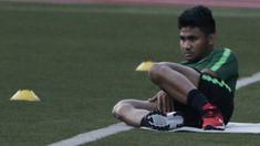 Pemain Timnas Indonesia U-22, Asnawi Mangkualam, latihan terpisah dari rekan-rekannya di Stadion Rizal Memorial, Manila, Rabu (27/11). Latihan ini persiapan jelang laga SEA Games 2019 melawan Singapura U-22. (Bola.com/M Iqbal Ichsan)