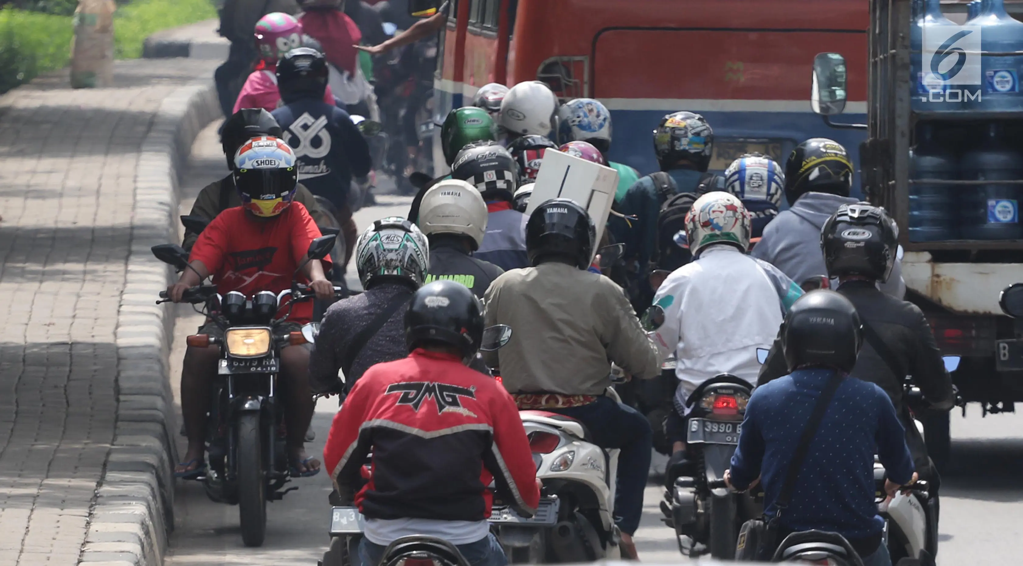 Pengendara motor melawan arah saat terjadi kemacetan di Jalan Daan Mogot, Jakarta, Jumat (23/3). Jalur putar balik yang jauh membuat pengendara melawan arah. (Liputan6.com/Arya Manggala)