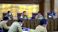 Wali Kota Tangerang Arief R Wismansyah memimpin rapat evaluasi penerapan PSBB terkait pandemi virus corona Covid-19. (Liputan6.com/Pramita Tristiawati)