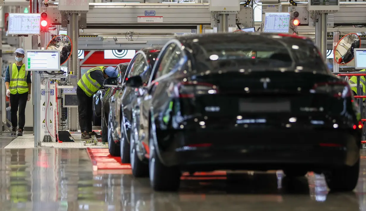 Para karyawan bekerja di Gigafactory Tesla, Shanghai, China, 20 November 2020. Dengan proyek Gigafactory fase kedua sedang dalam tahap konstruksi, Tesla berencana memulai produksi massal kendaraan Model Y made-in-China pada paruh pertama 2021. (Xinhua/Ding Ting)