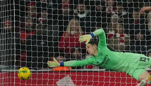 Aksi Kepa Arrizabalaga dalam laga Carabao Cup antara  Arsenal vs Crystal Palace, Rabu (24/12/2025). (AP Photo/Kin Cheung)