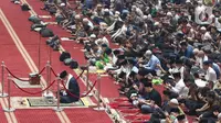 Mantan pesepakbola Timnas Jerman Mesut Ozil berdoa usai melaksanakan Sholat Jumat di Masjid Istiqlal, Jakarta, Jumat (27/5/2022). Dalam kunjungannya ke Indonesia, mantan pesepakbola Timnas Jerman tersebut menyempatkan Sholat Jumat di Masjid Istiqlal. (Liputan6.com/Herman Zakharia)