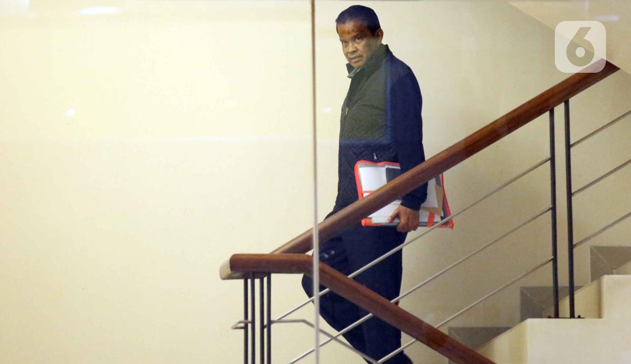 Tiba di Gedung Merah Putih KPK, Kuningan, Jakarta, sekitar pukul 10.05 WIB, Fuad Hasan Masyhur sempat menegaskan bahwa perusahaan travel haji dan umrah miliknya tidak memperoleh kuota haji khusus. Tampak dalam foto, pemilik agen perjalanan haji dan umroh, Maktour Travel, Fuad Hasan Masyhur (kiri) saat akan meninggalkan Gedung Merah Putih Komisi Pemberantasan Korupsi (KPK), Jakarta, Senin (26/1/2025). (Liputan6.com/Helmi Fithriansyah)