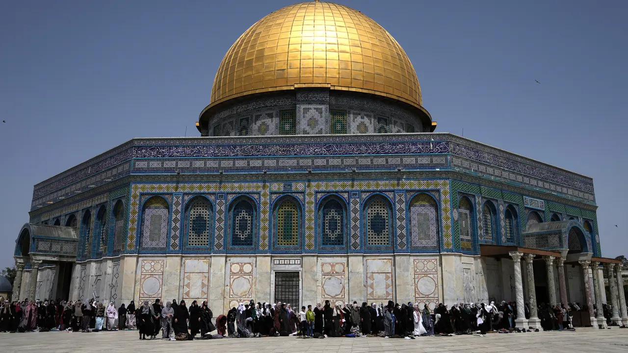 Suasana Sholat Jumat Pasca Serangan Militer Israel ke Masjid Al Aqsa