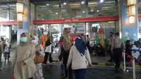 Aparat kepolisian berjaga di pintu masuk Blok A Tanah Abang untuk menertibkan membludaknya pengunjung jelang Lebaran Idul Fitri 2021. (Liputan6.com/Ika Defianti)