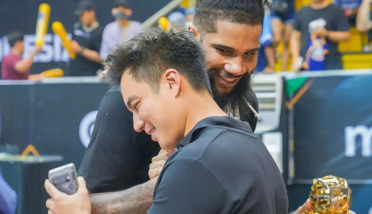 Kemenangan di babak final IBL 2022 tak membuat Baim Wong lupa diri. Ia menyelamati dan menyemangati klub basket Pelita Jaya harus mengakui kesaktian Satria Muda semalam. “Terima kasih untuk Pelita Jaya, Tim yang hebat! Saya yakin tahun depan, mereka akan lebih kuat lg. Terima Kasih Satria Muda Para pemain SM yg luarbiasa, para direksi tertinggi, staff Management, dan tentu para supporter SM,” cuitnya. (Foto: Dok. Instagram @baimwong)