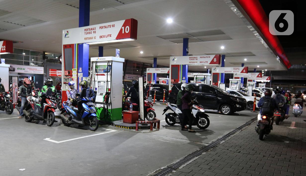 Sejumlah kendaraan mengisi bahan bakar minyak (BBM) di sebuah SPBU di Jakarta, Kamis (31/3/2022). PT Pertamina (Persero) akan memberlakukan tarif baru BBM jenis Pertamax menjadi Rp 12.500 pada 1 April 2022. (Liputan6.com/Herman Zakharia)