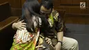 Terdakwa suap pengadaan dan pelaksanaan pembangunan kampus IPDN Sumbar KabAgam2011, Dudy Jocom memeluk keluarganya usai sidang putusan di Pengadilan Tipikor Jakarta, Rabu (14/11). Dudy divonis empat tahun penjara. (Liputan6.com/Helmi Fithriansyah)