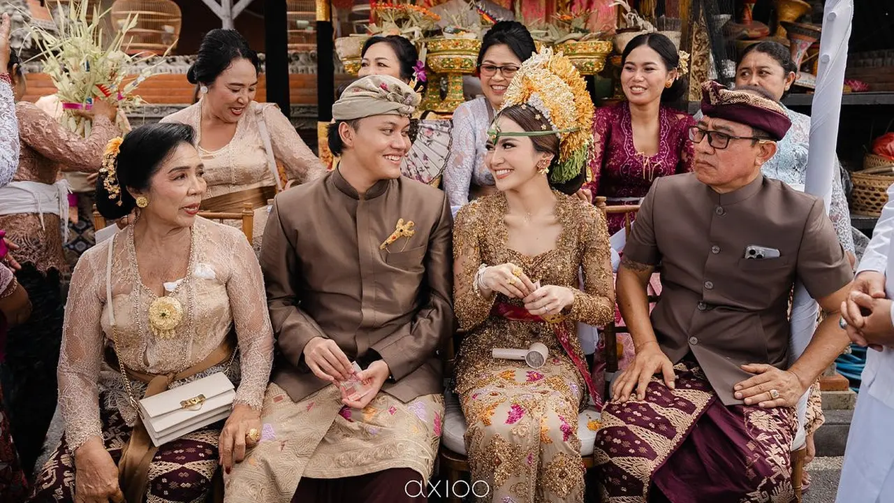 Momen manis di acara Mepamit, Rizky Febian dan Mahalini makin dekat hari bahagia. [Foto: Instagram/emanuel_ak]