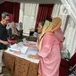 Warga sesaat sebelum menggunakan hak politiknya pada Pemilu 2024 di TPS 60 Lebak Bulus, Jakarta, Rabu (14/2/2024). (Liputan6.com/Angga Yuniar)