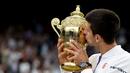 Novak Djokovic kembali menjuarai Wimbledon 2015 setelah mengalahkan Roger Federer 7–6, 6–7, 6–4, 6–3. Minggu (12/7/2015) malam WIB. (EPA/ANDY RAIN)