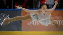 Atlet Ice Skating asal Singapura, Shuran Yu saat beraksi dalam kejuaraan Senior Ladies Free Skating pada SEA Games 2017 di Shah Alam, Malaysia, (27/8). (AP Photo / Vincent Thian)