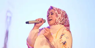 Penyanyi dan pencipta lagu Melly Goeslaw dipercaya mencipta lagu untuk film Kartini yang digarap Hanung Bramantyo. Banyak kesulitan dirasakan oleh istri Anto Hoead tersebut. (Nurwahyunan/Bintang.com)