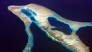 Pulau terumbu karang terletak di lepas pantai utara Pulau Flores, Indonesia. Dilihat dari atas pulau ini mirip Lumba-lumba. (Foto:Michael Thirnbeck)