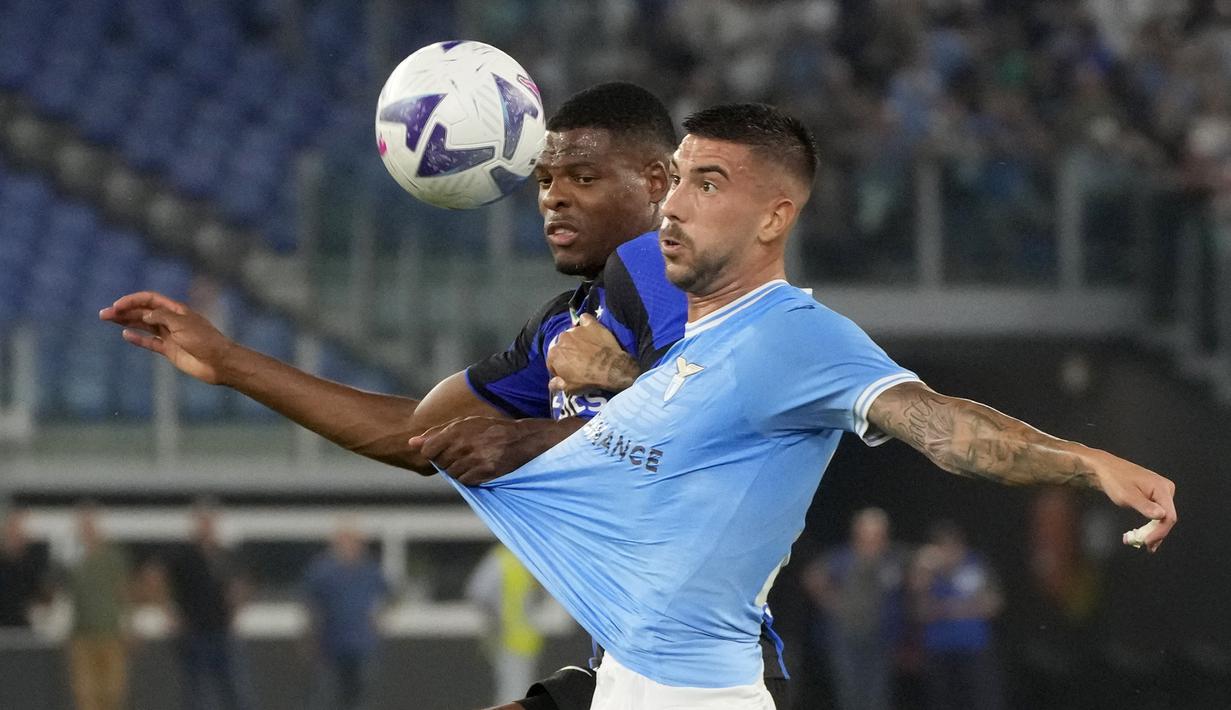 Bek Inter Milan Denzel Dumfries berebut bola dengan gelandang Lazio Mattia Zaccagni pada pekan ketiga Serie A 2022/2023 di Stadio Olimpico, Roma, Sabtu (27/8/2022) dini hari WIB. Lazio mampu memberikan kekalahan perdana untuk Inter Milan usai menang 3-1. (AP Photo/Gregorio Borgia)