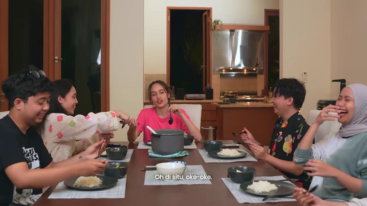 8 Potret Ruang Makan Cinta Laura saat Sahur di Rumah, Minimalis dengan Aksen Kayu