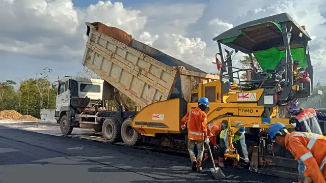 PT Hutama Karya (Persero) melalui anak usaha PT Hakaaston (HKA) menyuplai aspal dan mengerjakan proyek lapis perkerasan lentur (hotmix)  proyek Jalan Tol Trans Sumatera (JTTS). (Dok HK)