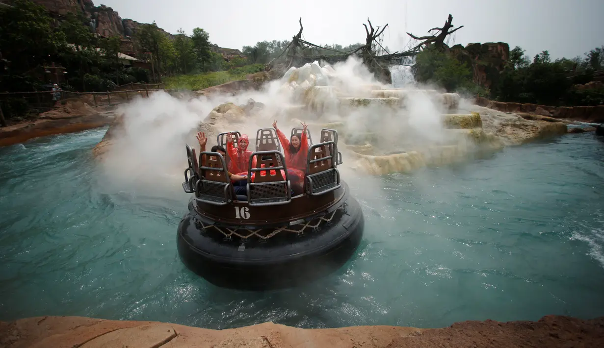 Salah satu wahana bermain di taman Impian Disney pertama yang dibangun di daratan China, 15 Juni 2016. Selain Disney, banyak perusahaan sedang berlomba membangun 300 proyek taman hiburan lainnya dengan bantuan pemerintah China. (REUTERS / Aly Song)