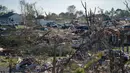Puing-puing dan rumah-rumah yang rusak terlihat setelah tornado menghantam London, Kentucky, Amerika Serikat pada 17 Mei 2025. (Allison Joyce/AFP)