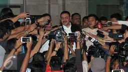M Sangaji menjawab pertanyaan wartawan usai menjalani pemeriksaan KPK, Senin (11/4) Sangaji diperiksa sebagai saksi tersangka M Sanusi dalam kasus dugaan suap pembahasan Raperda terkait reklamasi Teluk Jakarta. (Liputan6.com/Helmi Afandi)