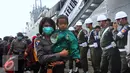 Petugas mengendong seorang anak di Pelabuhan Tanjung Emas, Semarang , Senin (25/1). Total ada 42 orang eks Gafatar yang sakit, terinci 28 dewasa dan 14 anak-anak. mengalami menderita dehidrasi, demam, dan  muntah.  (Liputan6.com/Gholib)