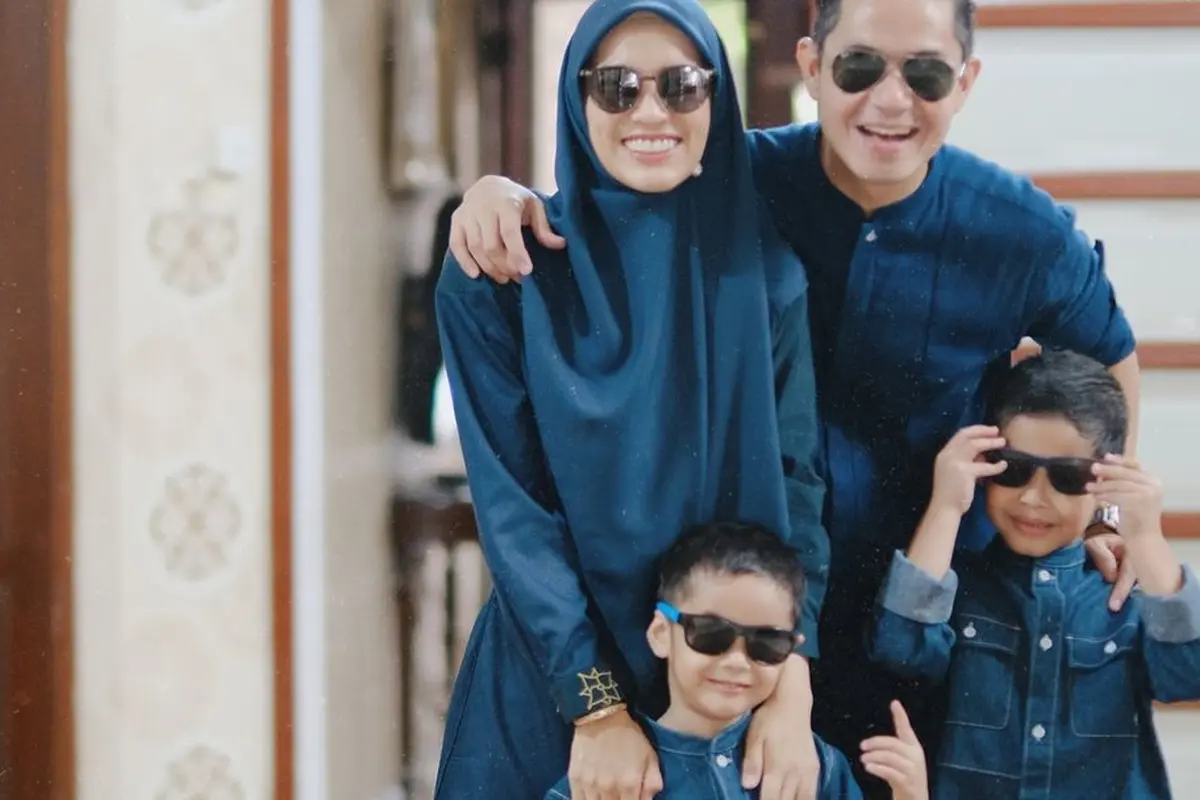 Keluarga Dude Harlino - Alyssa Soebandono. (Instagram/ ichasoebandono - https://www.instagram.com/p/COzFCXbN677/)