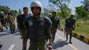 Perundingan damai ini dimediasi oleh Perdana Menteri Pakistan, Shehbaz Sharif. Tampak dalam foto, para petugas polisi berjalan menuju bus untuk penugasan mereka di Islamabad, Pakistan, untuk memastikan keamanan menjelang kemungkinan negosiasi antara Iran dan Amerika Serikat, Jumat 10 April 2026. (AP Photo/Anjum Naveed)