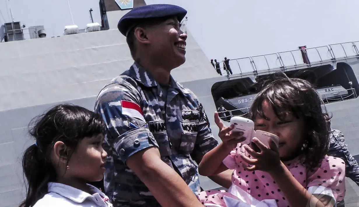 Kegembiraan tampak terpancar dari raut wajah anggota Marinir dengan anak-anaknya. Para Marinir ini baru saja pulang dari latihan gabungan di Hawai, As, Selasa (2/9/2014) (Liputan6.com/Faizal Fanani)