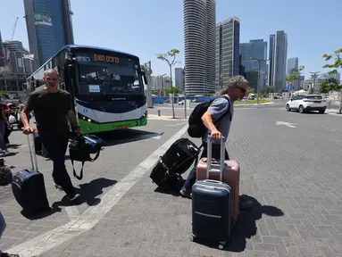 Warga Israel turun dari bus setelah diterbangkan kembali ke Israel dengan penerbangan khusus, pada 18 Juni 2025 di Tel Aviv. (GIL COHEN-MAGEN/AFP)
