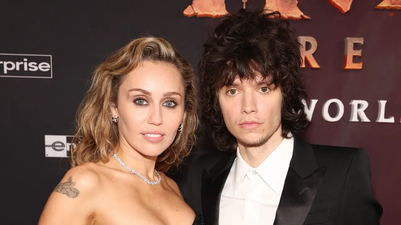Miley Cyrus Resmi Tunangan dengan Maxx Morando, Cincin Emas dengan Berlian Kuning Jadi Sorotan