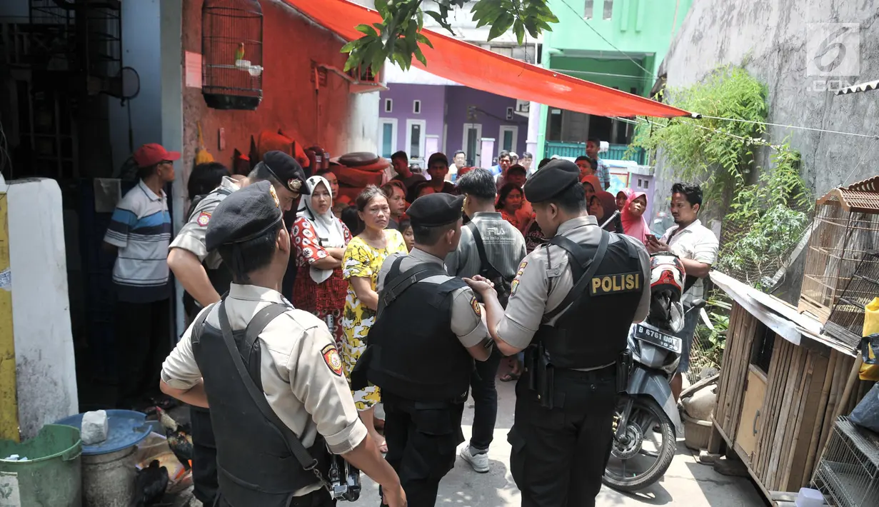 Kerumunan warga menyaksikan polisi menggeledah kediaman orang tua terduga teroris di Jalan Belibis V, Semper Barat, Cilincing, Jakarta, Senin (23/9/2019). Selain rumah tersangka, polisi juga menggeledah kediaman orang tua terduga teroris yang tidak jauh dari TKP. (merdeka.com/Iqbal S. Nugroho)